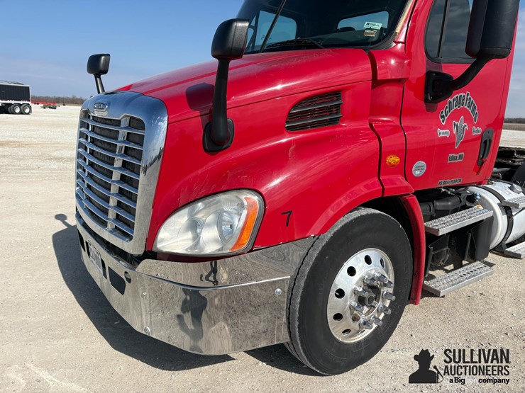 2015-freightliner-cascadia-113-image-13