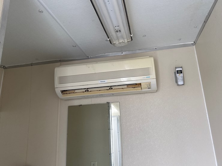 #38234-•-2012-comforts-of-home-22'-t/a-(3)-stall-mobile-shower-&-bathroom-4c9tn2225cm081303-inv#-38234-image-23