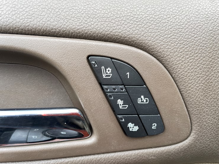 2012-chevrolet-3500hd-image-41