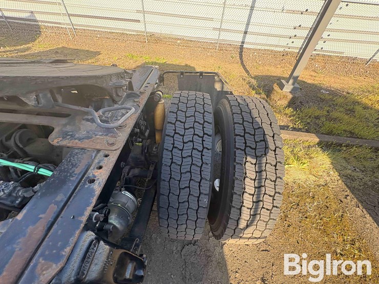 2005-freightliner-m2-106-image-14