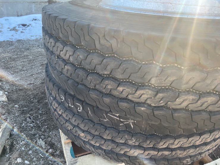 #6004-•-(2)-firestone-11r22.5-tires-on-10-bolt-rims-image-2