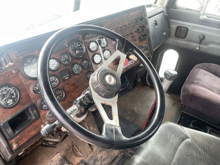 1994-peterbilt-378-image-11