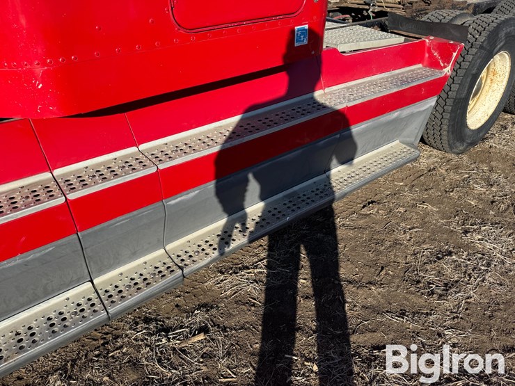 1997-freightliner-fld120-image-17