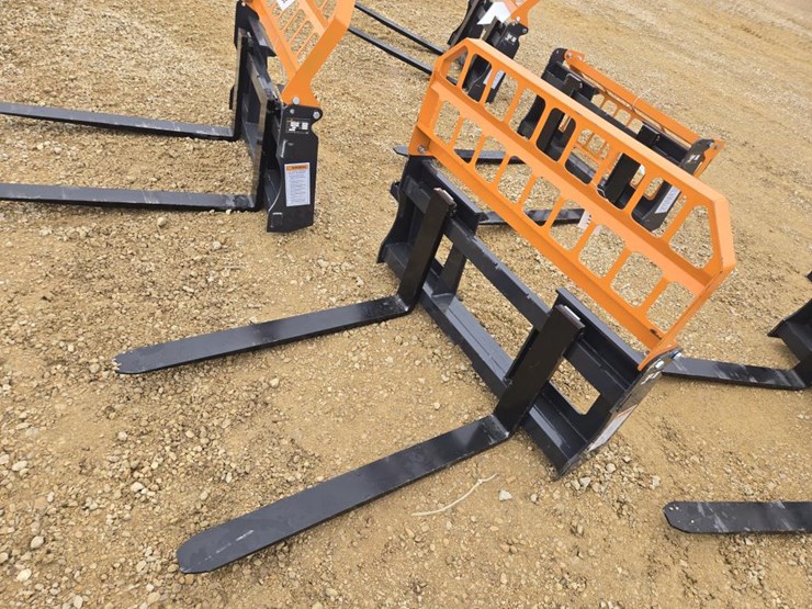 #8077-•-new-skid-steer-pallet-forks--4000-lb-rating-image-1