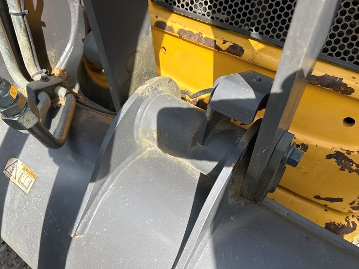 2012-volvo-bl70b-image-23