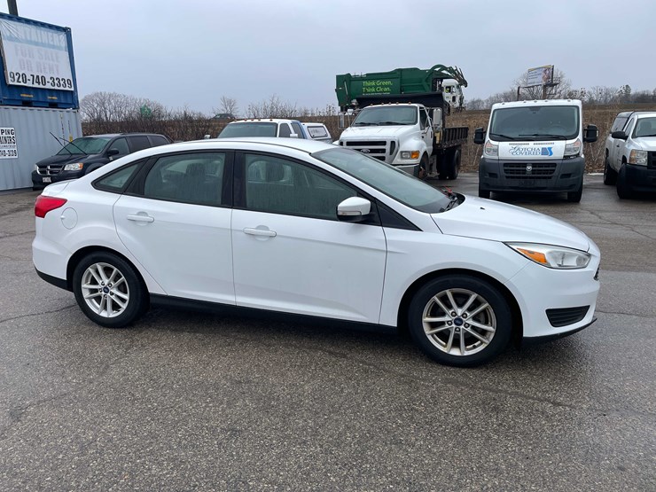 #1428-•-2015-white-ford-focus-se-sedan-(has-wi-title)-image-4