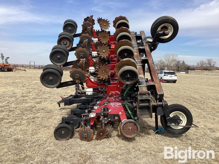 strip-cat-16r30-strip-till-machine-image-4