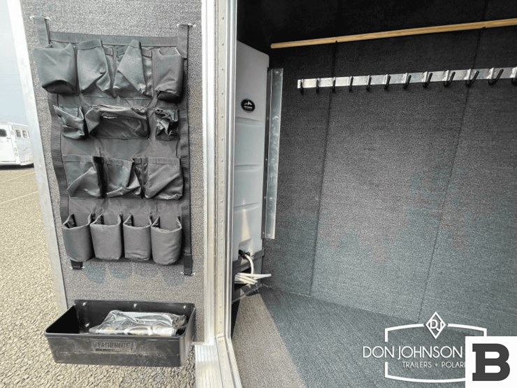 2024-featherlite-9400-72pt-2-h-horse-trailer-image-20