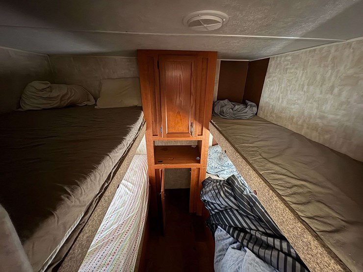 2009-cherokee-"grey-wolf"-pull-behind-travel-trailer-image-27