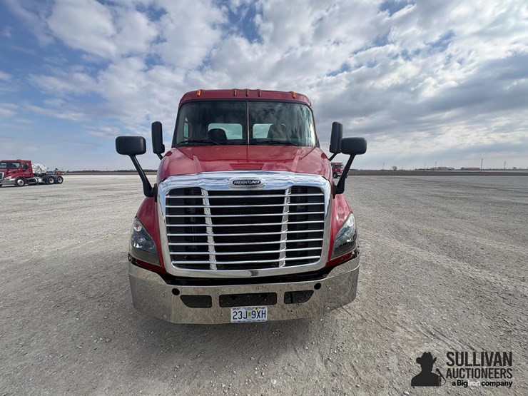 2015-freightliner-cascadia-113-image-2