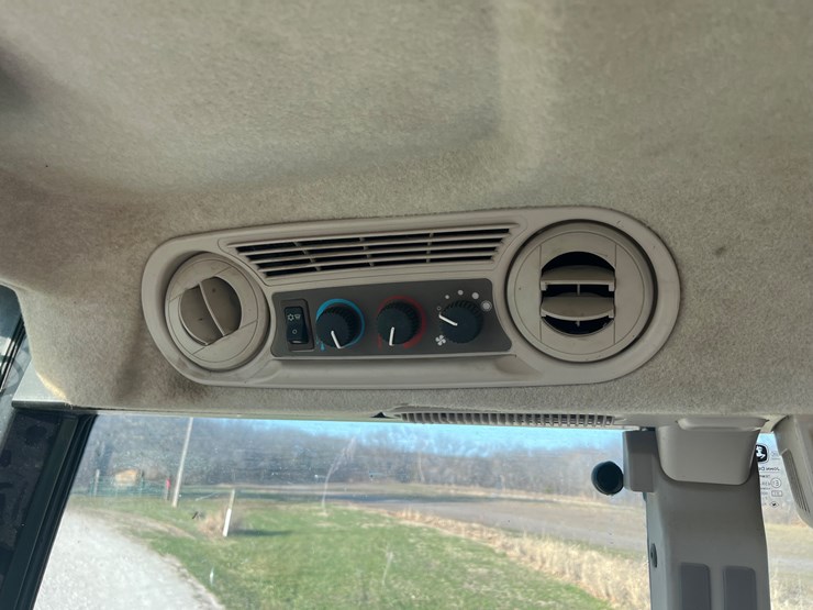 2015-john-deere-5100e-image-27