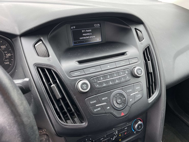 #1428-•-2015-white-ford-focus-se-sedan-(has-wi-title)-image-37