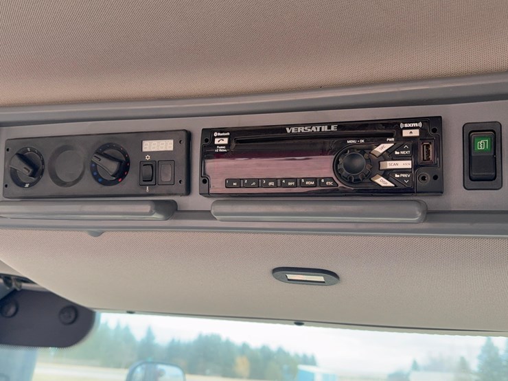 2017-versatile-375-tractor-image-25