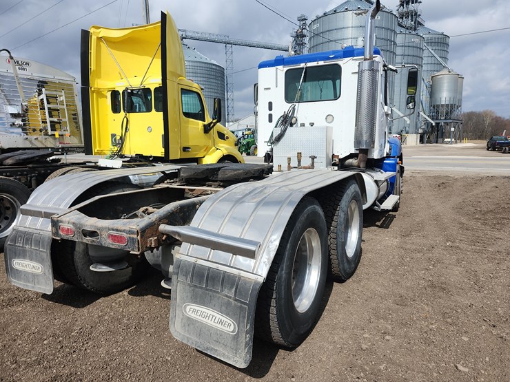 tag-#285,-freightliner-semi-image-9
