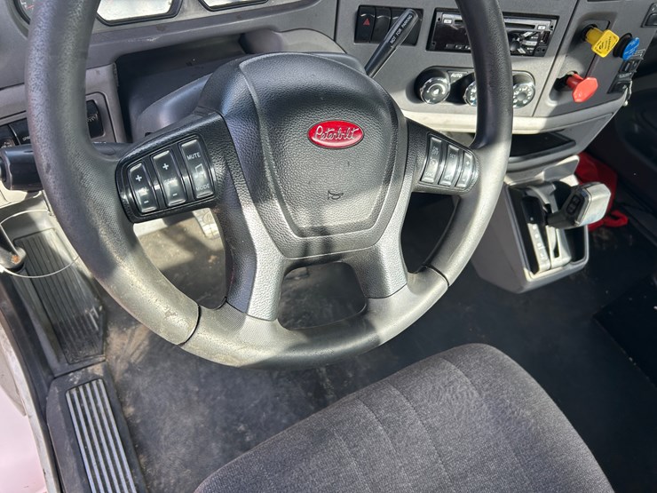 2016-peterbilt-579-image-64