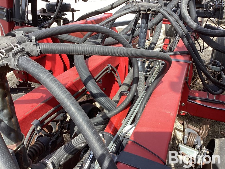 case-ih-sdx2230-air-seeder-w/adx2230-air-cart-image-15