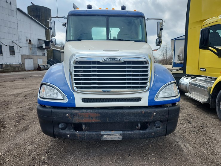 tag-#285,-freightliner-semi-image-18