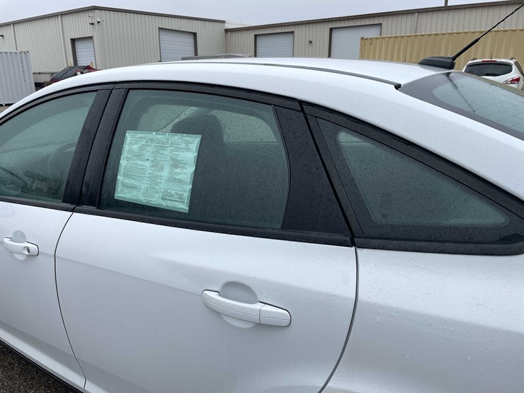 #1428-•-2015-white-ford-focus-se-sedan-(has-wi-title)-image-27