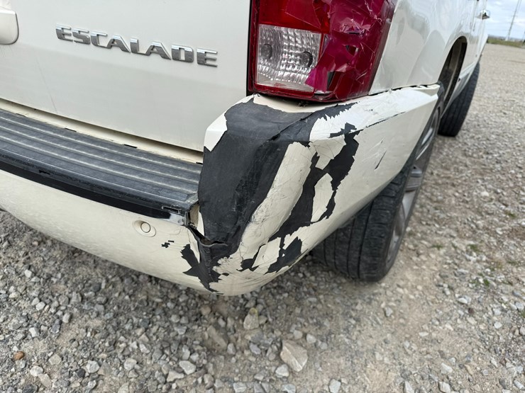 2011-cadillac-escalade-image-5