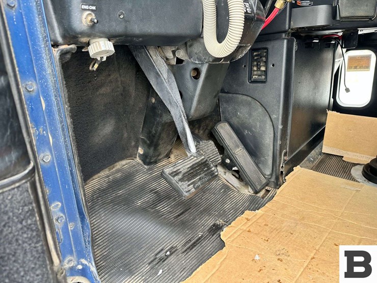 1999-freightliner-fld120-image-75