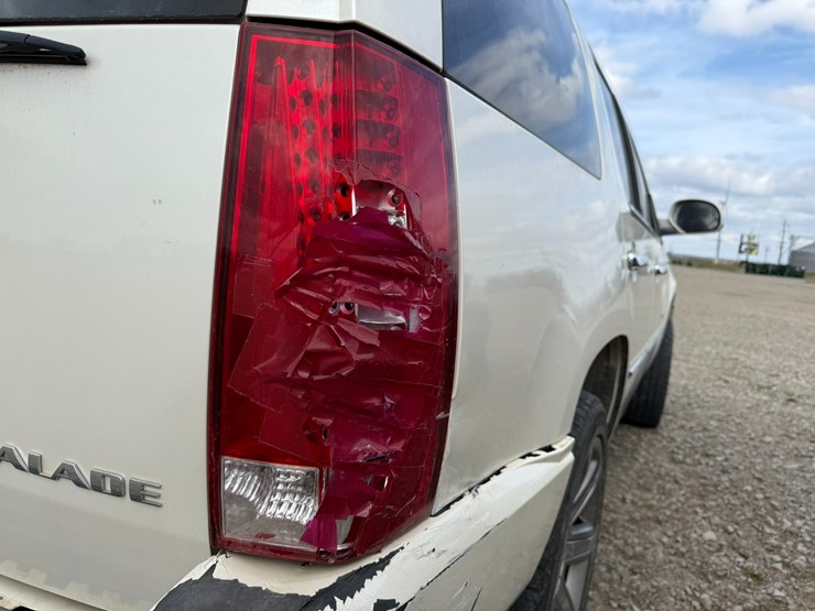 2011-cadillac-escalade-image-8