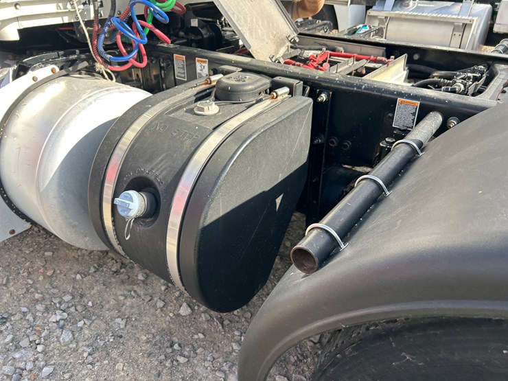 2016-peterbilt-579-image-40