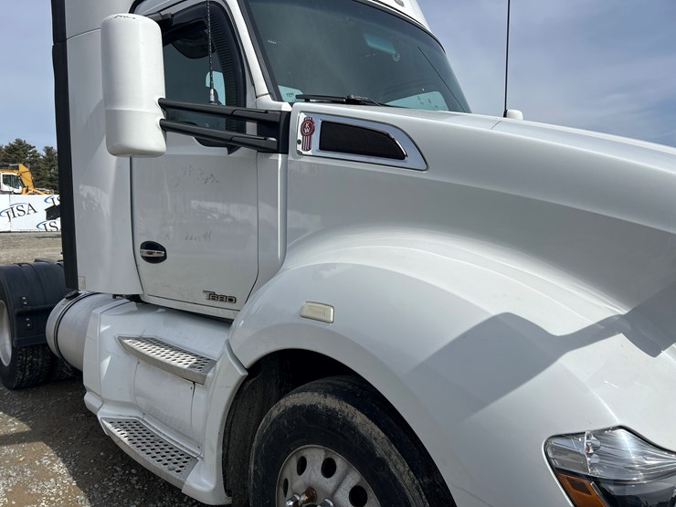 2017-kenworth-t680-image-15