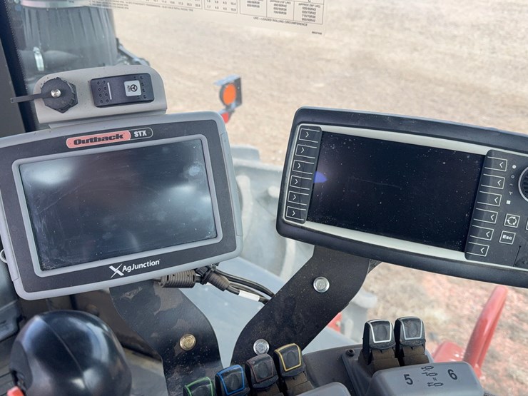 2017-versatile-375-tractor-image-22