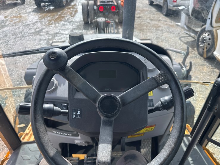 2012-volvo-bl70b-image-104