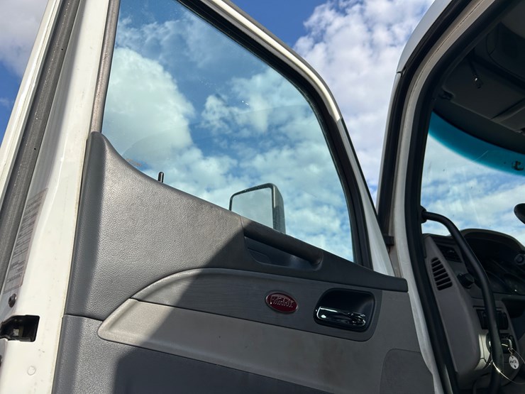 2016-peterbilt-579-image-48