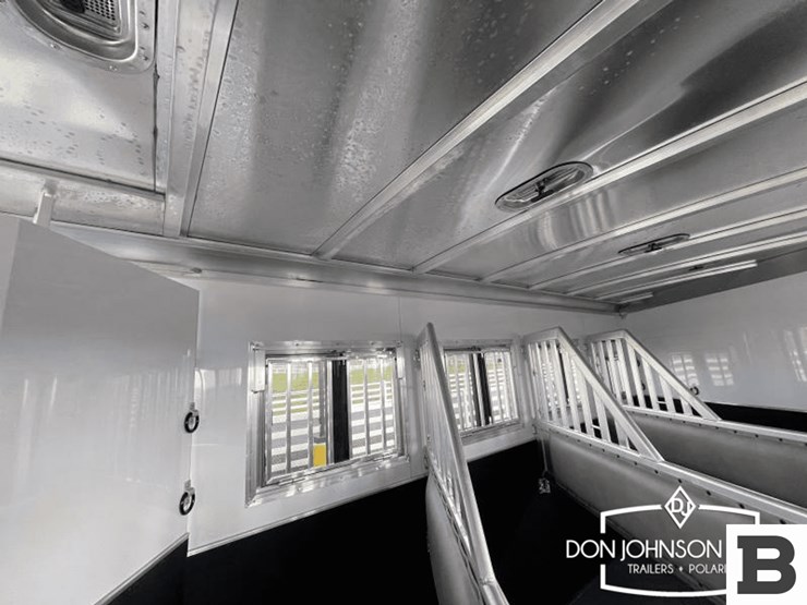 2024-featherlite-9600-7450-4-h-gooseneck-horse-trailer-image-11