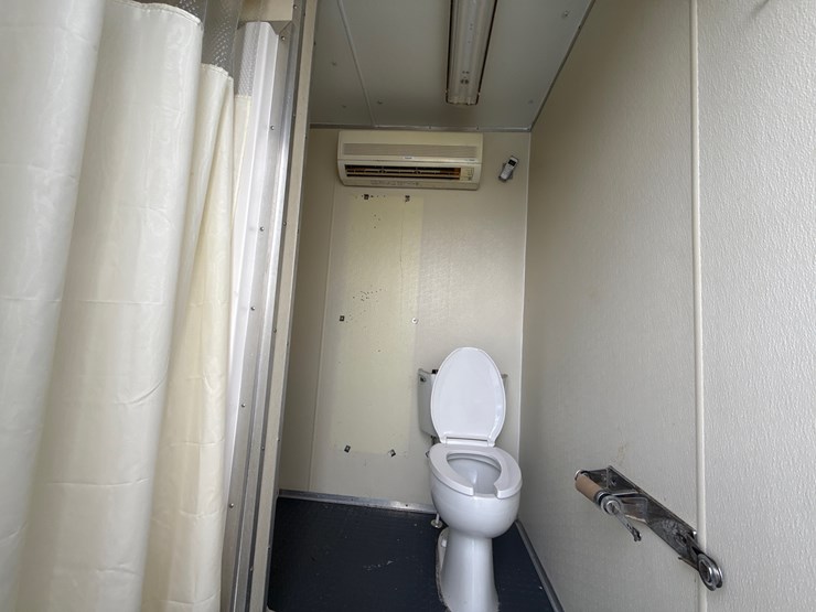 #38234-•-2012-comforts-of-home-22'-t/a-(3)-stall-mobile-shower-&-bathroom-4c9tn2225cm081303-inv#-38234-image-28