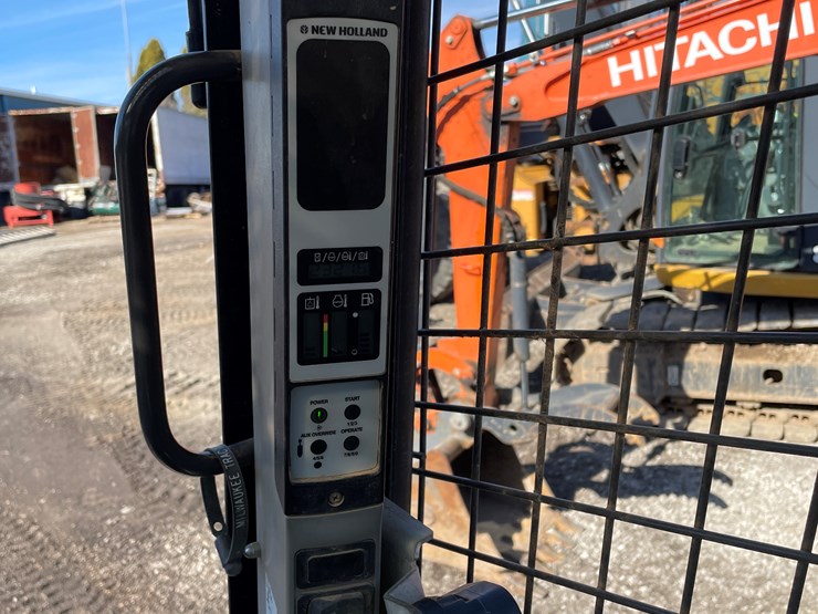 2019-new-holland-c237-image-33