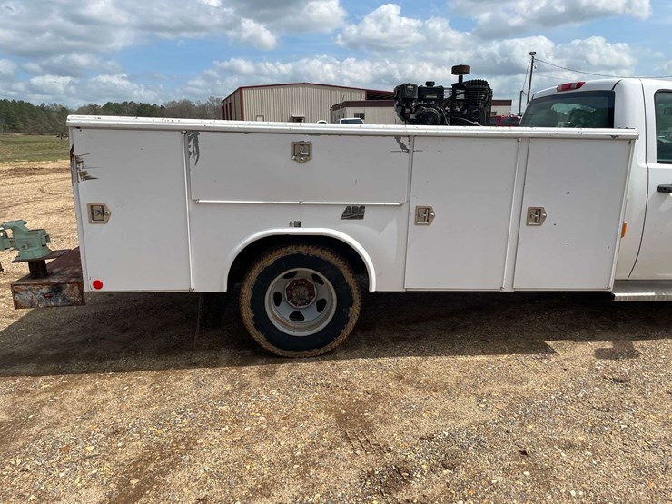 2010-chevrolet-silverado-3500-image-26