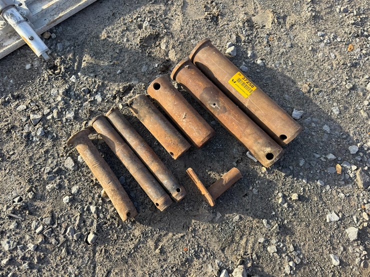 #37258-•-lot-of-excavator-pins-image-4
