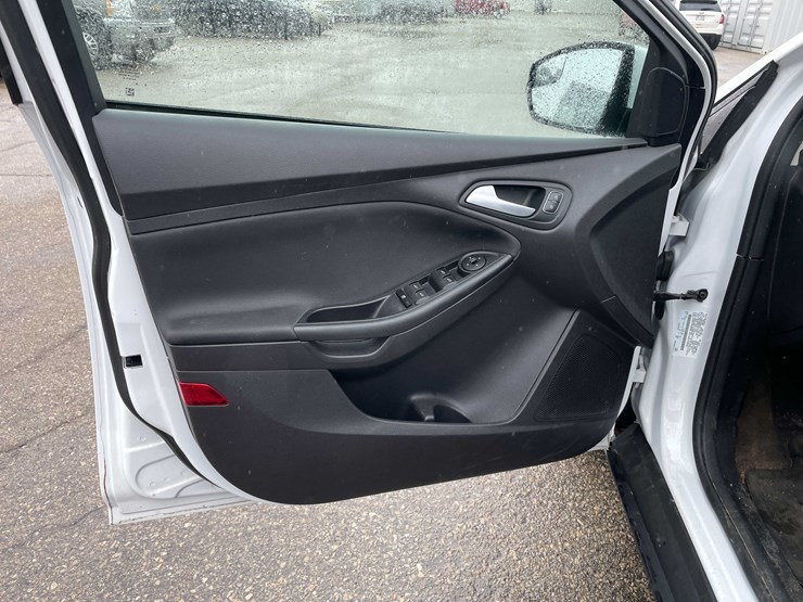 #1428-•-2015-white-ford-focus-se-sedan-(has-wi-title)-image-32