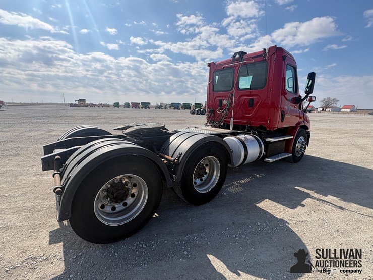 2015-freightliner-cascadia-113-image-5