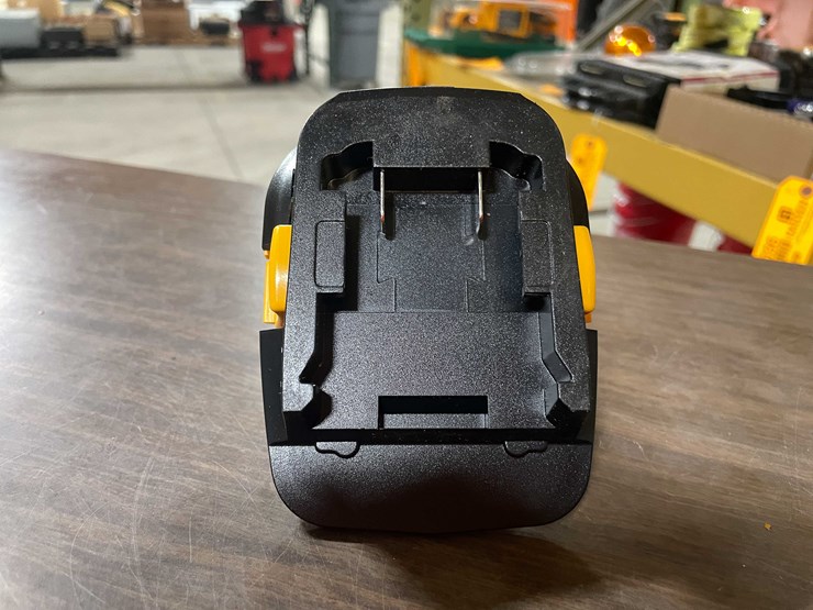 #2294-•-dewalt-18-volt-to-20-volt-battery-adapter-(pr11)-image-5