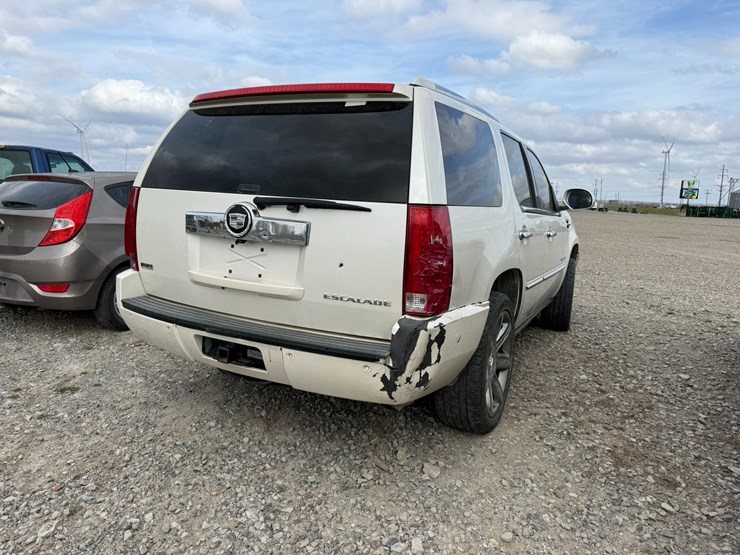 2011-cadillac-escalade-image-4