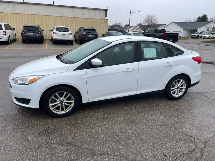 #1428-•-2015-white-ford-focus-se-sedan-(has-wi-title)-image-8