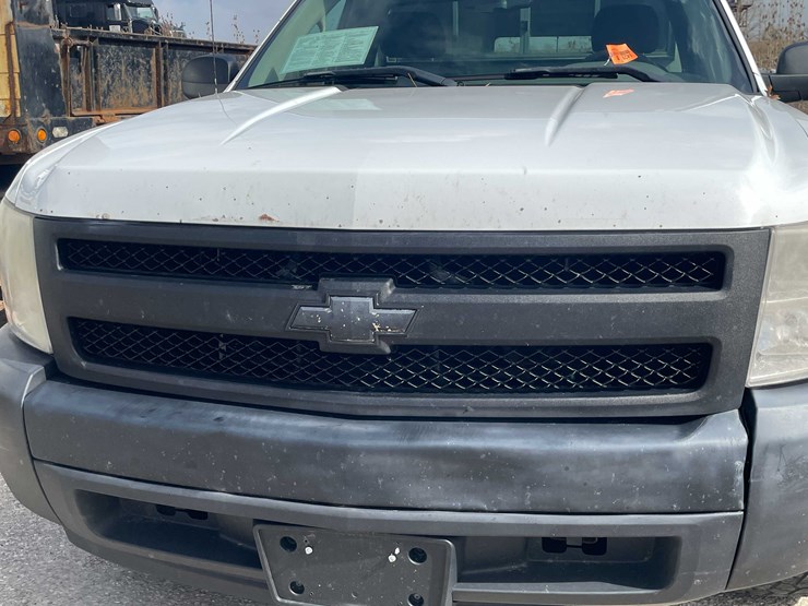 #1429-•-2008-white-chevy-silverado-(has-wi-title)-(of)-image-9