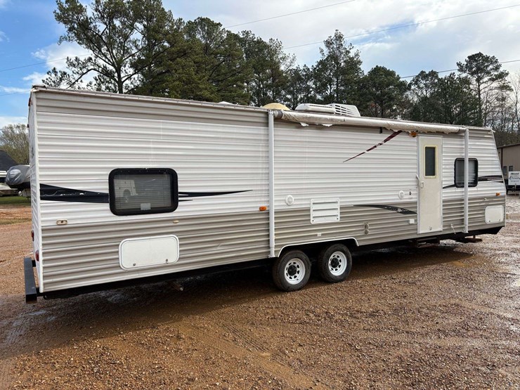 2009-cherokee-"grey-wolf"-pull-behind-travel-trailer-image-3