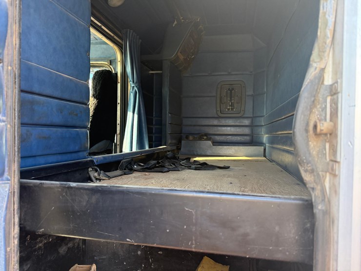 1993-peterbilt-377-image-44