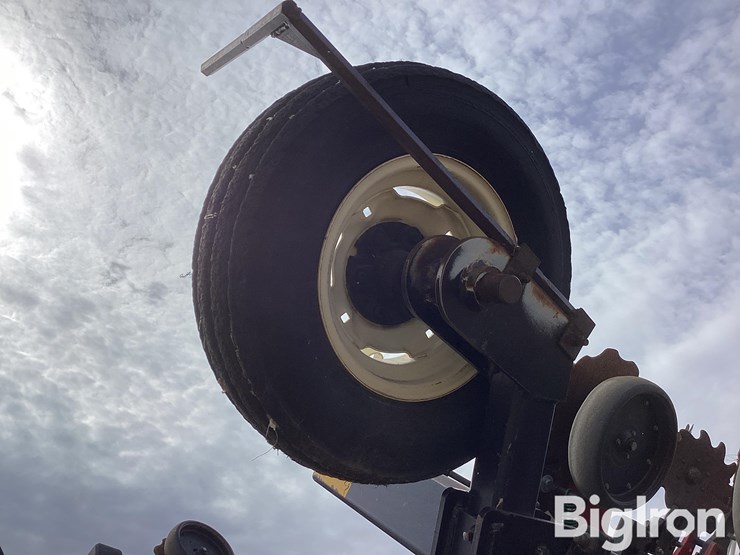 strip-cat-16r30-strip-till-machine-image-18