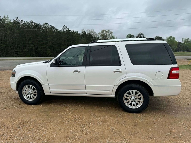 2014-ford-expedition-limited-image-2