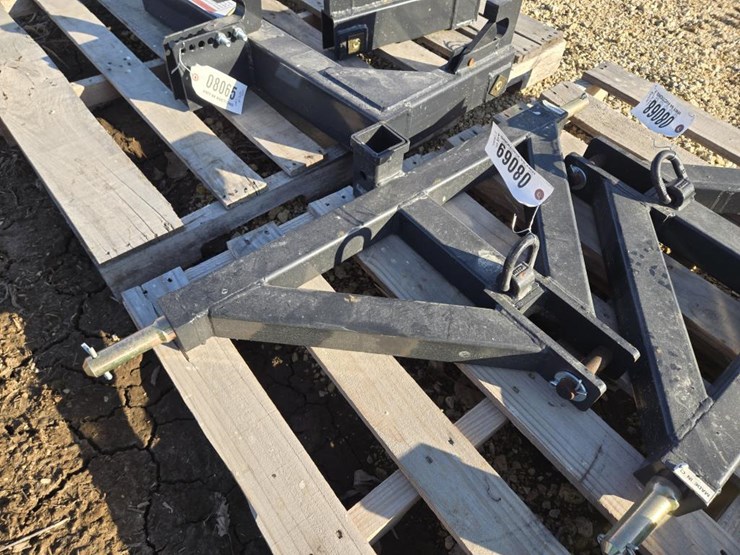 #8069-•-new-wolverine-quick-hitch-w/-2"-trailer-receiver-image-2