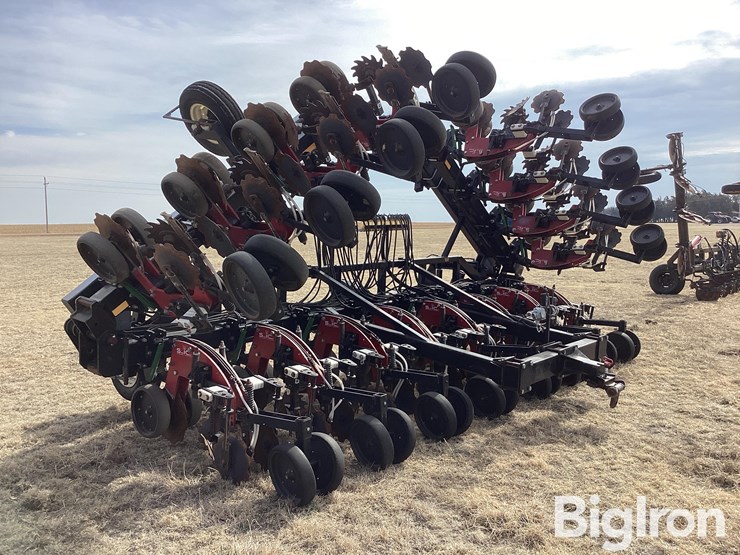 strip-cat-16r30-strip-till-machine-image-7