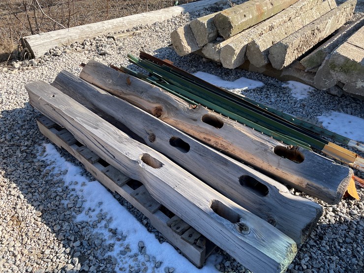 #6072-•-pallet-of-fence-posts-image-2