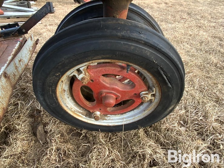 mccormick-farmall-b-2wd-tractor-w/mower-image-18