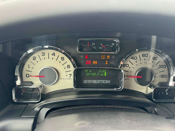 2014-ford-expedition-limited-image-26